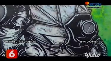 Komunitas Mural Surabaya melangsungkan aksinya di kawasan Wonokromo, Surabaya. Para seniman melukis wajah Menteri Kesehatan bersama seorang ibu yang sedang menggunakan masker, hal ini diharapkan mampu menyampaikan pesan moral kepada masyarakat.