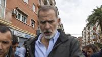 Wajah Raja Felipe VI tampak ternoda lumpur yang dilemparkan korban banjir bandang di Kota Paiporta, Valencia, Spanyol, pada Minggu (3/11/2024). Warga marah atas kelambanan penanganan musibah banjir oleh pihak berwenang. (Dok. AP/David Melero)