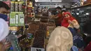 Orang-orang membeli kurma di sepanjang jalan untuk bulan suci Ramadhan di Delhi, India pada Selasa (13/4/2021). Kurma sangat identik dengan bulan Ramadhan, karena buah yang satu ini kerap dijadikan pengisi menu sahur dan berbuka puasa. (Sajjad HUSSAIN / AFP)