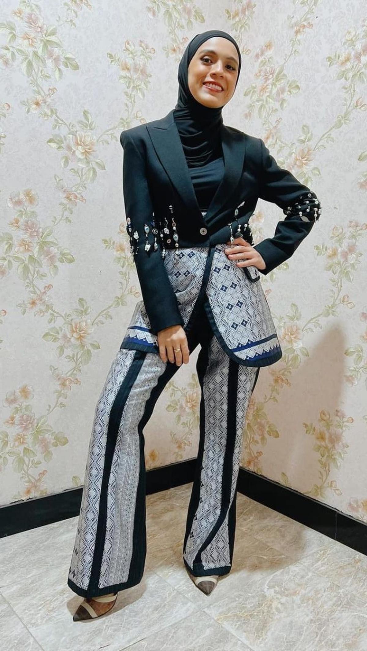 <b>Outfit Formal dengan Blazer dan Celana Motif</b>