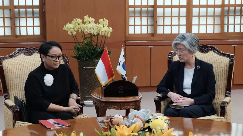 Menteri Luar Negeri RI Retno Marsudi bersama Menteri Luar Negeri Korea Selatan Kang Kyung-wha di Seoul (26/7/2018) (sumber: Kementerian Luar Negeri RI)