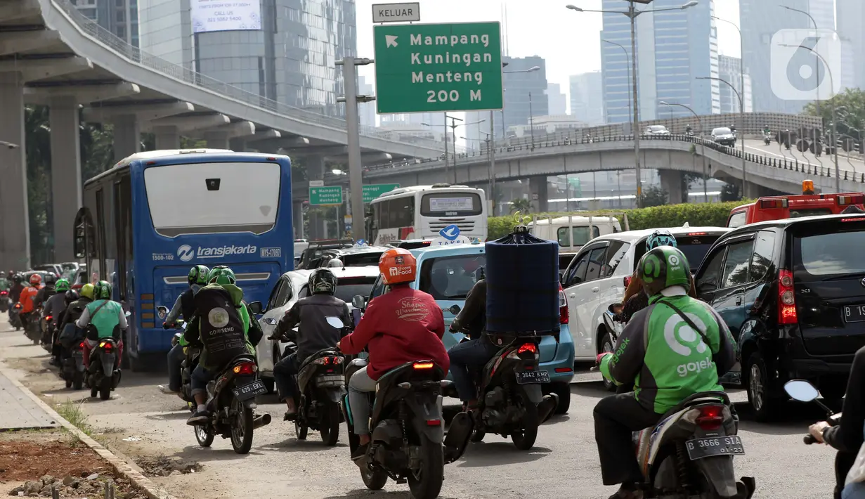 Kepadatan arus lalu lintas jalan Jenderal Gatot Subroto, Jakarta, Jumat (6/8/2021). Dirlantas Polda Metro Jaya mencatat, pada pelaksanaan PPKM level 4 minggu kedua terdapat kenaikan mobilitas warga Jakarta sebesar 26 persen dibanding saat PPKM Darurat dan PPKM Mikro. (Liputan6.com/Helmi Fithriansyah