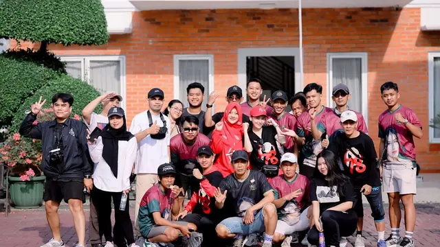 Ayu Ting Ting jalan santai