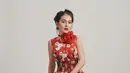 Tampil lebih stylish lewat padu padan sleeveless dress motif floral warna merah dan flower choker seperti Sandrinna Michelle ini. [@sandrinna_11]