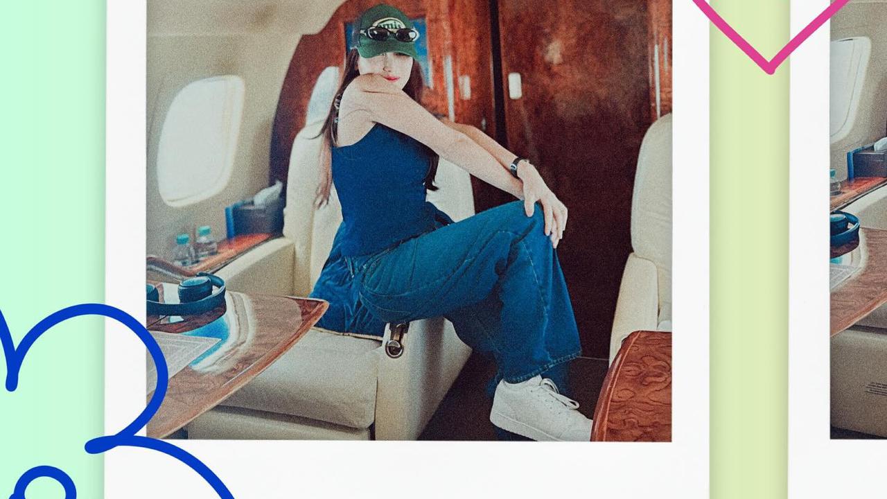7 Potret Ayu Ting Ting Nikmati Naik Pesawat Jet Pribadi, Cosplay Jadi Pramugari