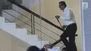 Menkumham Yasonna Hamonangan Laoly menaiki tangga untuk menjalani pemeriksaan di KPK, Jakarta, Senin (2/7).  Yasonna diperiksa saat menjadi Anggota DPR sebagai saksi terkait kasus dugaan korupsi proyek KTP Elektronik. (Merdeka.com/Dwi Narwoko)