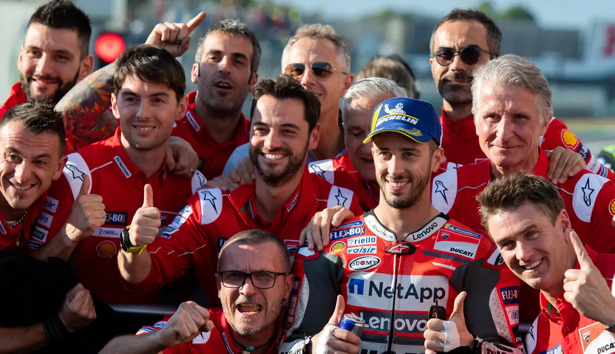 Pebalap Ducati, Andrea Dovizioso, melakukan selebrasi usai sesi kualifikasi di Sirkuit Motegi, Jepang, Sabtu (20/10/2018). Andrea Dovizioso akan memulai balapan MotoGP Motegi dari posisi terdepan sedangkan Marc Marquez keenam. (AFP/Martin Bureau)