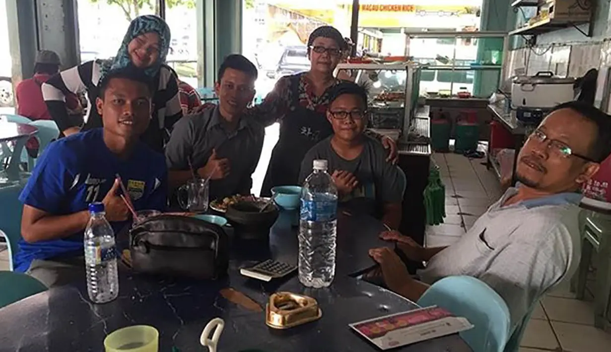Rindu dengan suasana kampung halaman, Dedi Kusnandar menyempatkan diri makan kuliner sunda milik orang Sumedang di Kota Sabah, Kinabalu, Malaysia. (Instagram)