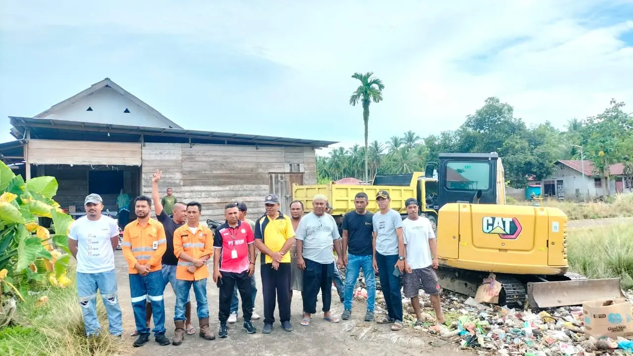 Pimpinan PT Nusa Halmahera Minerals (PT NHM) Robert Nitiyudo Wachjo melalui Departemen Kinerja Sosial dan Urusan Regional (KS-UR) NHM melaksanakan bakti sosial dengan melakukan pembersihan sampah dan membuat bak sampah.
