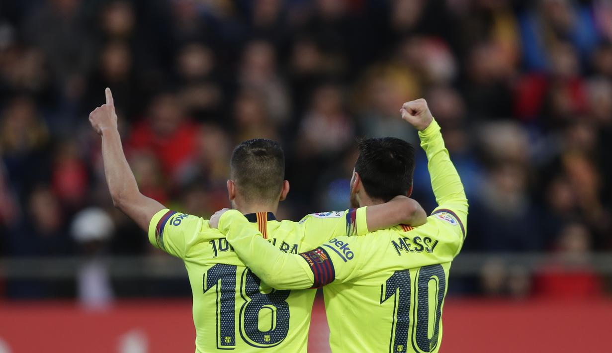 Striker Barcelona, Lionel Messi, melakukan selebrasi bersama Jordi Alba usai mencetak gol ke gawang Girona pada laga La Liga di Stadion Montilivi, Minggu (27/1). Barcelona menang 2-0 atas Girona. (AP/Manu Fernandez)