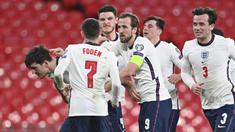 Para pemain Inggris merayakan gol kedua ke gawang Polandia yang dicetak bek Harry Maguire (kiri) dalam laga lanjutan Kualifikasi Piala Dunia 2022 Zona Eropa Grup I di Wembley Stadium, London, Rabu (31/3/2021). Inggris menang 2-1 atas Polandia. (AP/Andy Rain)