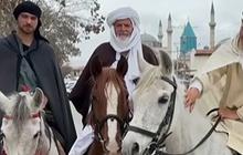 Ingat 3 Bule Muslim Asal Spanyol Pergi Haji Naik Kuda? Kini Mereka Sudah Sampai & Menangis di Depan Kabah