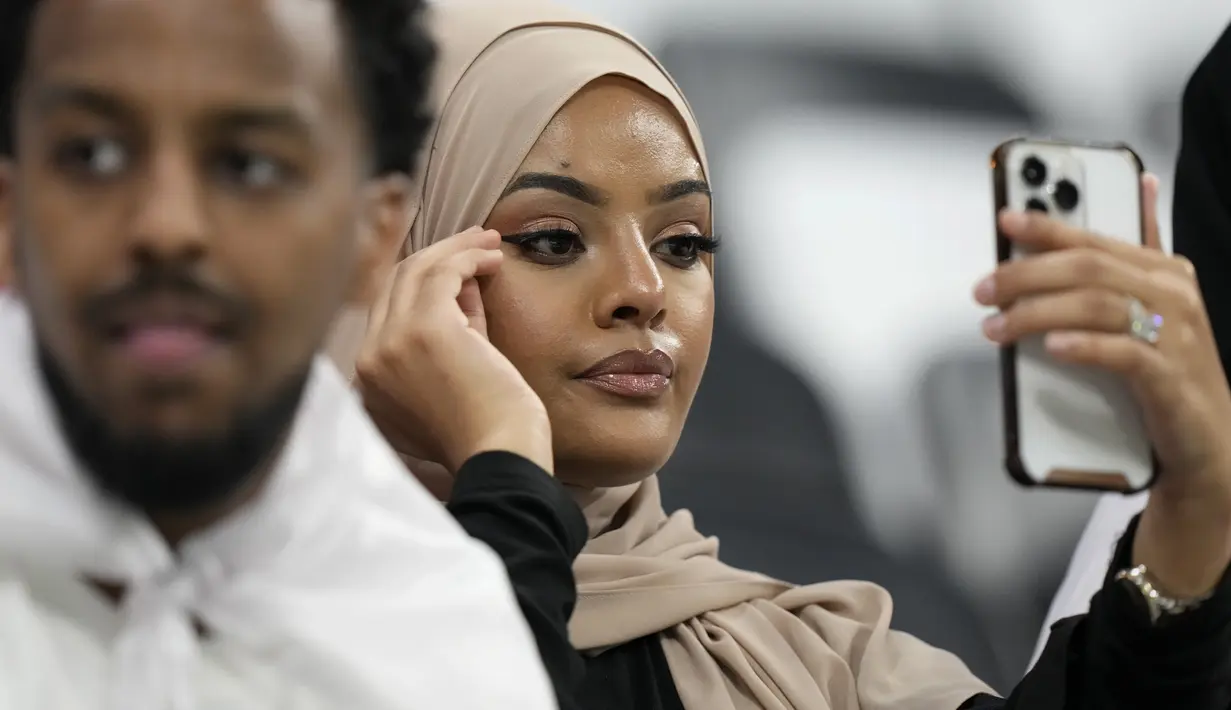 Fans wanita terlihat di tribun menunggu dimulainya pertandingan grup B Piala Dunia 2022 Qatar antara Inggris dan Amerika Serikat di Stadion Al Bayt di Al Khor, Qatar, Sabtu (26/11/2022). Di pertandingan ini Inggris dan Amerika Serikat bermain imbang 0-0. (AP Photo/Luca Bruno)