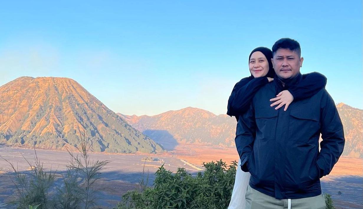 Dalam liburannya tersebut, Ryana Dea banyak mengabadikan potret kebersamaannya dengan suami dan ketiga buah hatinya. Berlatar belakang Gunung Bromo yang megah, momen seru liburan ini menuai banyak perhatian. Apalagi ia mengajak buah hatinya yang masih kecil. (Liputan6.com/IG/@ryana_dea)