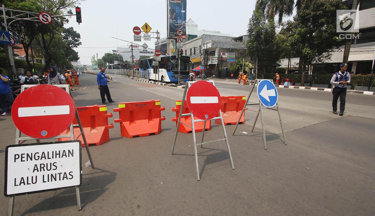 Papan pengalihan arus lalu lintas saat kegiatan Car free day (CFD) di Jalan Warung Jati Barat, Jakarta Selatan, Minggu (17/9). Car free day kembali digelar untuk kedua kalinya di kawasan Mampang Prapatan hingga Pejaten. (Liputan6.com/Immanuel Antonius)