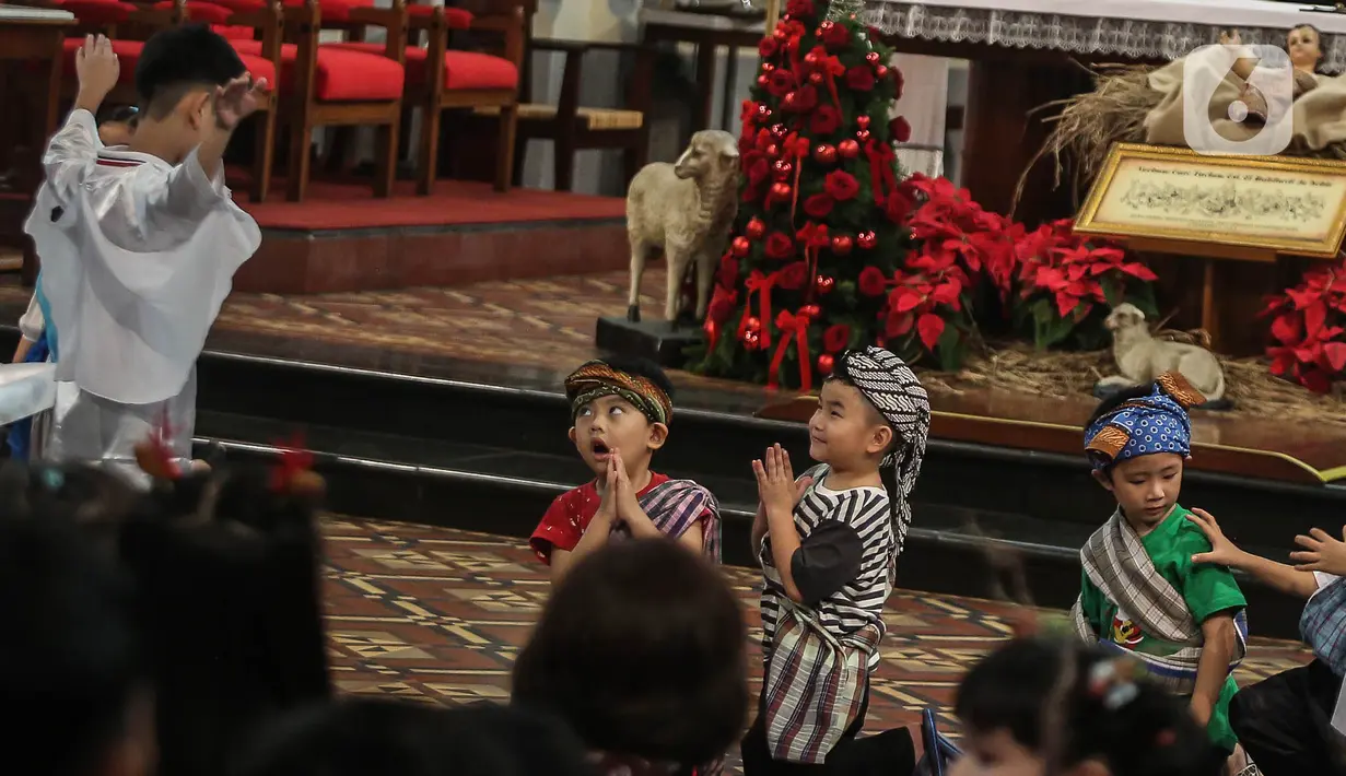Gereja Katedral telah menyiapkan 4.500 kursi untuk menyambut umat yang akan misa. Kursi-kursi tersebut tersebar di dalam gereja, Plaza Maria, Gua Maria, dan tenda di halaman. (Liputan6.com/Angga Yuniar)