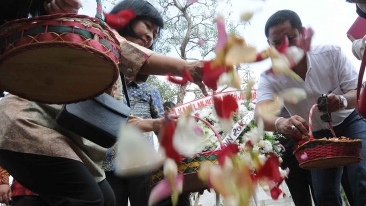 Tabur bunga di makam tokoh pahlawan advokat Indonesia