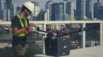Foto yang dirilis September 2021 terlihat teknisi memeriksa drone Unither Bioelectronique untuk penerbangan bersejarahnya di Toronto, Kanada. Sejarah baru tercipta, drone itu berhasil mengirimkan sepasang paru-paru untuk transplantasi medis. (Jason van Bruggen/Unither Bioelectronique/AFP)