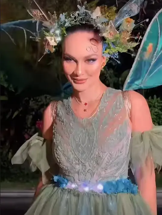 Penampilan totalitas Luna Maya pantas mendapatkan tepuk tangan. Luna tampil menjadi peri hutan, dengan riasan makeup bold, hiasan kepala dedaunan, dress hijau yang dilengkapi sayapnya. [Foto: Instagram/lunamaya]