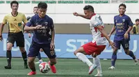 Striker Persita Tangerang, Hokky Caraka (kiri) mencoba melewati bek kiri Bali United, Ricky Fajrin dalam laga pekan ke-29 BRI Super League 2025/2026 di Banten International Stadium, Serang pada Kamis (23/4/2026). (Dok. Persita)