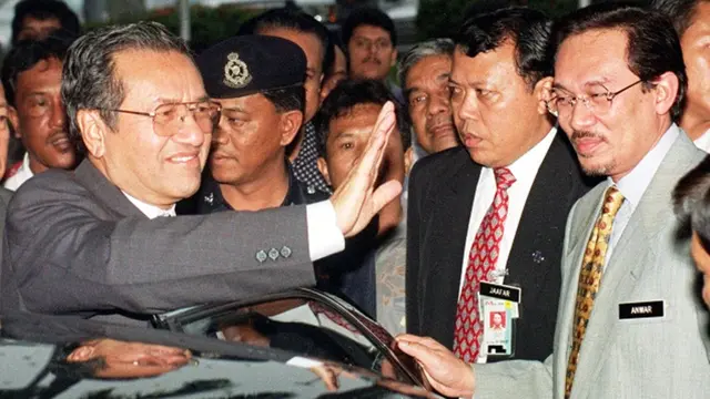 Anwar Ibrahim dan Mahathir Mohamad sebelum berseteru