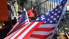 Bendera Amerika Serikat (AS) dikibarkan di tempat tinggal veteran yang bernama Kendrick Bailey di Los Angeles, California (10/11). Kendrick Bailey merupakan veteran AS yang pernah bertugas di Vietnam. (AFP Photo/Frederic J. Brown)