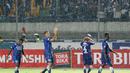 Para Pemain Persib Bandung memberikan salam kepada Bobotoh usai bermain imbang 0-0 melawan Persija Jakarta di Stadion Gelora Bandung Lautan Api, Bandung, Sabtu (16/7/2016). (Bola.com/Nicklas Hanoatubun)