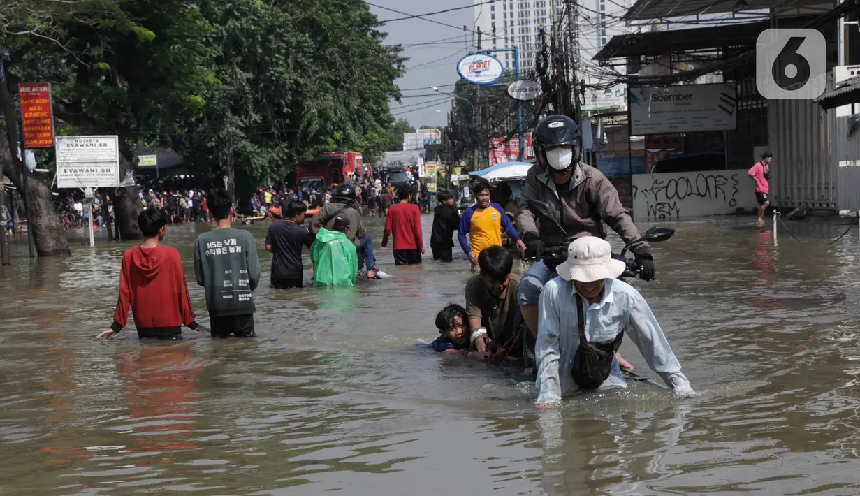 Sejumlah petugas gabungan sudah disiagakan di beberapa lokasi banjir untuk memastikan keselamatan dan keamanan warga. (Liputan6.com/Angga Yuniar)