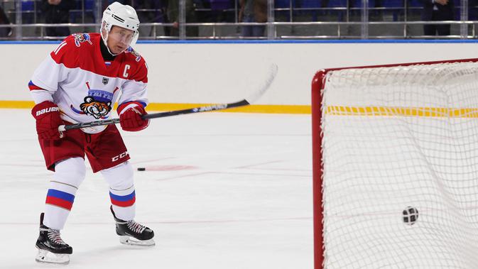 Presiden Rusia Vladimir Putin membobol gawang ketika bermain hoki es di Shayba Arena, Resor Laut Hitam Sochi, Rusia, (15/2). (Mikhail Klimentyev / Sputnik / AFP)
