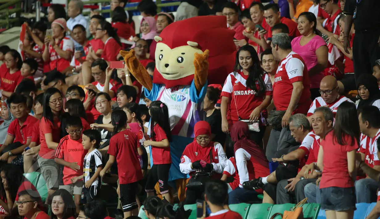 Maskot Sea Games 2015, Nila ikut menyaksikan laga perdana timnas Singapura U-23 melawan Filipina di penyisihan grup A Sea Games 2015 di Stadion Jalan Besar, Singapura, Senin (1/6/2015). Singapura unggul 1-0. (Liputan6.com/Helmi Fithriansyah)
