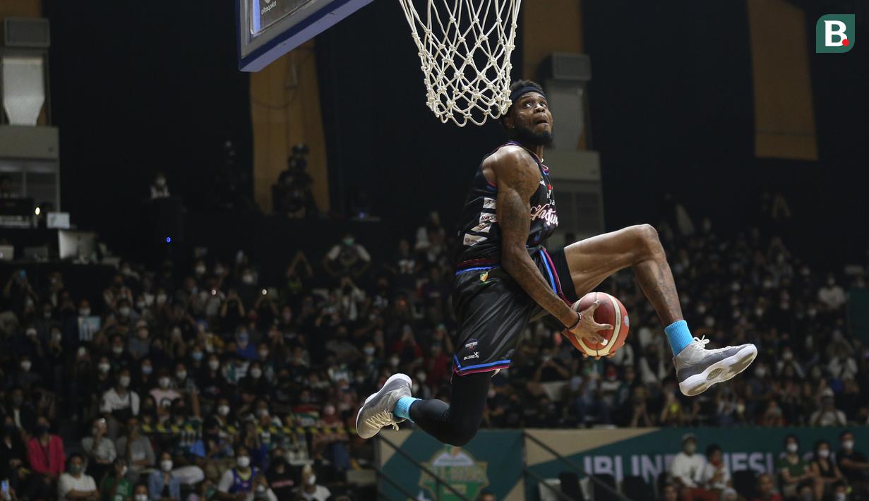 Pebasket Rans PIK Basketball, Laquavius Cotton beraksi saat IBL All Star 2022 Dunk Contest di Hall Basket GBK, Senayan, Kamis (31/03/2022). (Bola.com/Bagaskara Lazuardi)