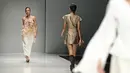Sejumlah model berjalan diatas catwalk membawakan rancangan Jeffry Tan yang berkolaborasi dengan shampo Serasoft di Jakarta Fashion Week (JFW) 2018 di Senayan City, Jakarta, Selasa (25/10). (Liputan6.com/Herman Zakharia)