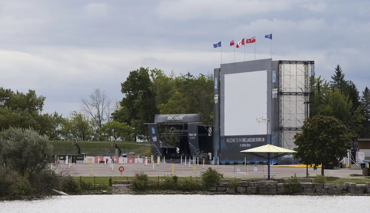 Lokasi drive-in terlihat dalam ajang Toronto International Film Festival (TIFF) 2020 di Toronto, Kanada, 10 September 2020. TIFF 2020 akan berlangsung 10 hari mulai 10 September 2020 dengan lokasi drive-in dan pemutaran film secara daring (online). (Xinhua/Zou Zheng)