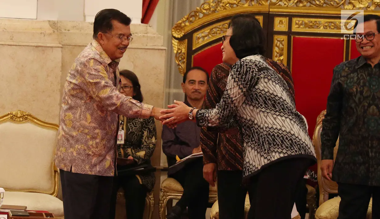 Wakil Presiden Jusuf Kalla memberi selamat kepada Menteri Keuangan Sri Mulyani ketika Sidang Kabinet Rencana Kerja Pemerintah 2019 di Istana Negara, Jakarta, Senin (12/2). Sri Mulyani dinobatkan sebagai menteri terbaik di dunia. (Liputan6.com/Anga Yuniar)