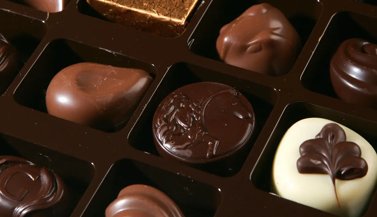 Cokelat mengandung gula, lemak serta kafein dan stimulan yang menyebabkan detak jantung menjadi lebih cepat. Hasilnya, setelah memakan cokelat Anda bisa tetap terjaga dan mengalami kesulitan tidur. (JOHN THYS/AFP/Getty Images)