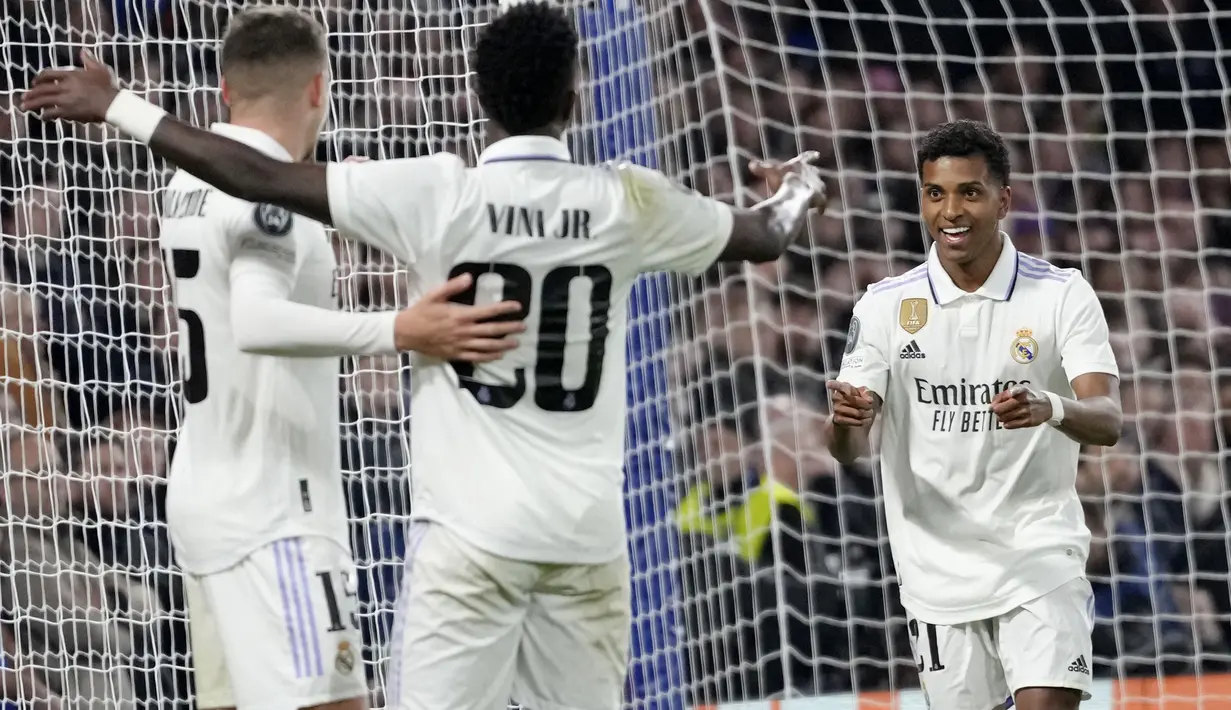 Pemain Real Madrid, Rodrygo, melakukan selebrasi setelah mencetak gol ke gawang Chelsea pada laga leg kedua perempat final Liga Champions di Stadion Stamford Bridge, Rabu (19/4/2023). Tampil dihadapan pendukung sendiri, The Blues menyerah dua gol tanpa balas dari Real Madrid. (AP Photo/Kirsty Wigglesworth)