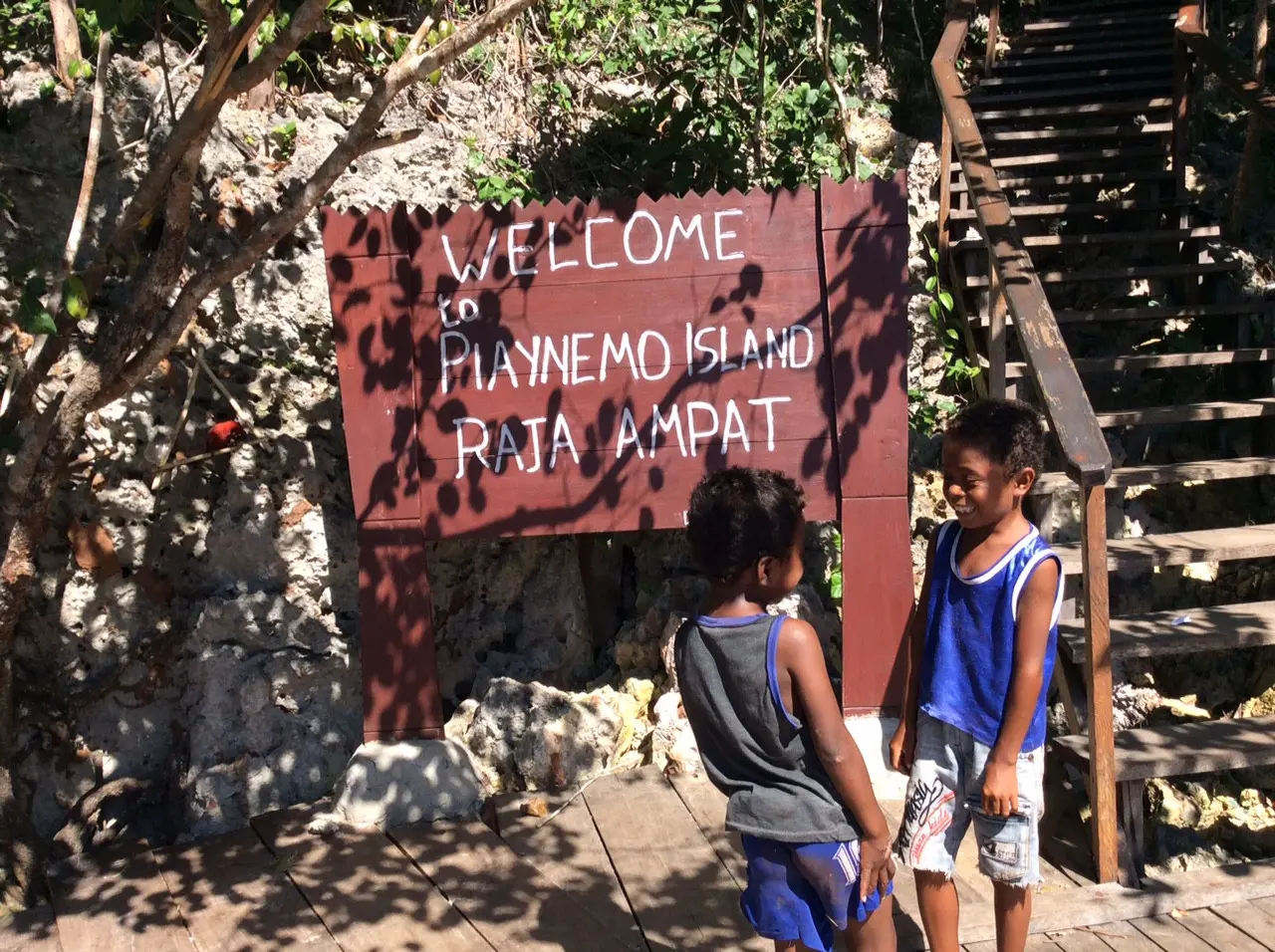 Ada 341 anak tangga yang harus dinaiki jika hendak mencapai titik selfie favorit di Piaynemo, Raja Ampat, Papua. (Liputan6.com/Katharina Janur)