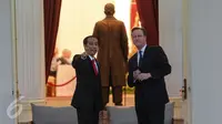 Presiden Jokowi (kiri) menunjukkan sejumlah bangunan yang ada di kompleks Istana Kepresidenan kepada PM Inggris David Cameron di Teras Istana Negara, Jakarta, Senin (27/7). (Liputan6.com/Faizal Fanani)