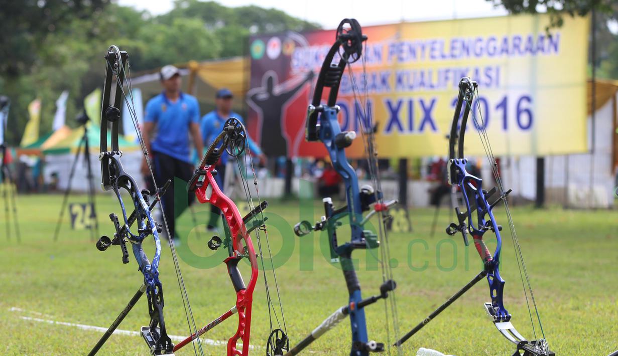 Para Atlet Panahan saat beraksi pada Kualifikasi PON XIX-2016 Jawa Barat di Lapangan Panahan Senayan, Jakarta, Selasa (24/11/2015). (Bola.com/Nicklas Hanoatubun)