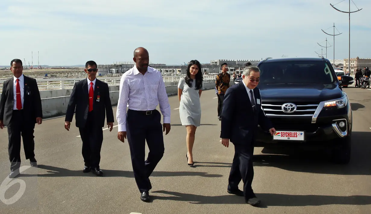Wakil Presiden Negara Republik Seychelles Mr Vincent Meriton saat mengunjungi Pulau Reklamasi di Jakarta, Rabu (8/3). Kunjungan tersebut dalam agenda kerjanya di Jakarta. (Liputan6.com/JohanTallo)