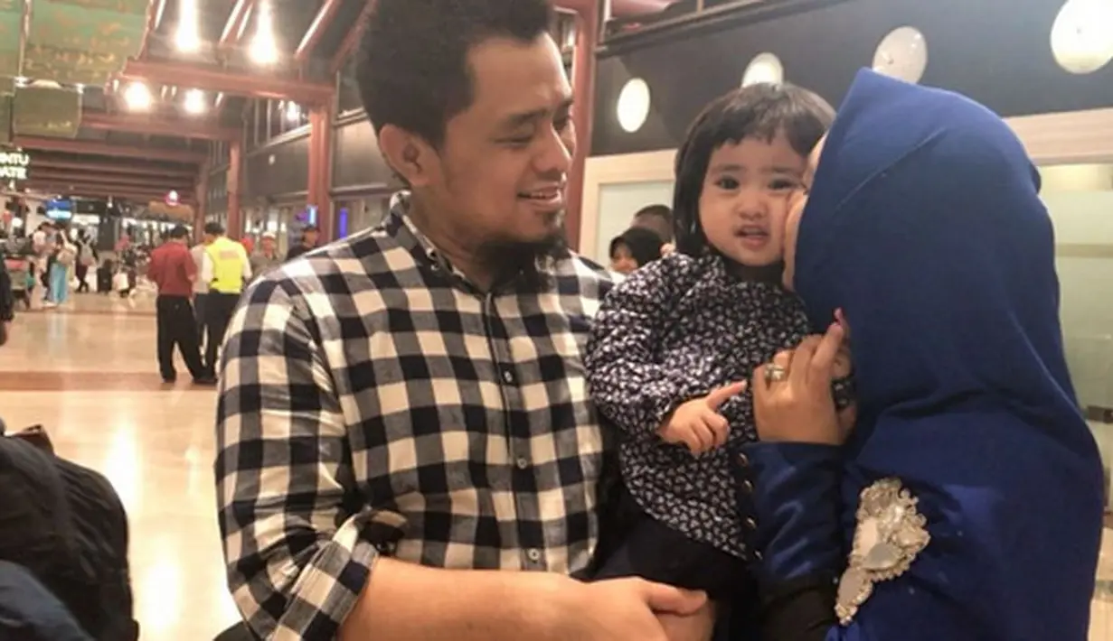 "Umma pergi belajar dulu sebentar ya Nak @maryam_nusaibah_abdullah @khadeejah_faatimah_abdullah Ada perasaan sedih di hati umma meninggalkan anak-anak umma walau umma hanya berada di negeri orang selama 2 minggu saja." Tulis sebagai keterangan video.