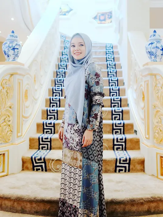 Pada kesempatan yang sama, Dewi juga mengatakan bahwa setiap perempuan difitrahkan untuk selalu ingin terlihat indah. Namun menurutnya, lebih baik untuk memperindah hati dan pikiran lebih dulu. (Instagram/dewisandra)