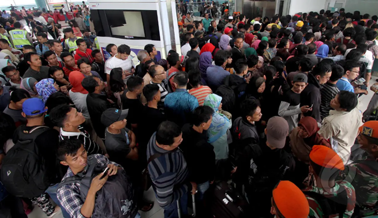 Antrian panjang dan padat penumpang Lion Air meminta refund, Jakarta, Jumat (20/2/2015). Adanya refund akibat penundaan keberangkatan sejumlah rute penerbangan Lion Air sejak Rabu (18/2/2015). (Liputan6.com/Faisal R Syam)