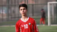 Pesepak bola muda Timnas Afganistan, Zaki Anwar, tewas akibat terjatuh dari pesawat karena berusaha menghindari gerliyawan Taliban. (dok. Twitter FIFpro