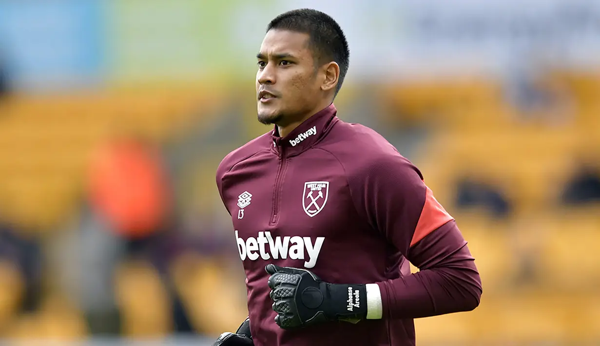 <p>Alphonse Areola. Kiper Prancis berusia 29 tahun ini baru saja dipermanenkan West Ham United pada bursa transfer musim panas 2022/2023 dari Paris Saint-Germain setelah 1 musim berstatus pinjaman. Ia diikat kontrak The Hammers hingga Juni 2027 dengan nilai transfer 9,3 juta euro atau setara Rp142 miliar. Semusim membela West Ham United ia total tampil dalam 17 laga di semua ajang dengan torehan 8 kali clean sheet dan kebobolan 15 gol. (whufc.com)</p>