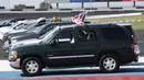 Mahasiswa Cabarrus Early College of Technology duduk dalam mobil bersama keluarga mereka saat menjalani wisuda di Charlotte Motor Speedway, Concord, North Carolina, Amerika Serikat, Jumat (12/6/2020). Ribuan mahasiswa menjalani wisuda di arena NASCAR. (AP Photo/Gerry Broome)
