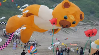 Sebuah layang-layang berbentuk beruang diterbangkan pada Festival Layang-Layang Internasional ke-16 di Baisha Bay, Taipei, Taiwan, 26 September 2015. (AFP PHOTO/Sam Yeh)