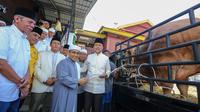 Wagub Sumut, Musa Rajekshah menyerahkan hewan kurban untuk disembelih saat Hari Raya Idul Adha 1443 Hijriah di Kampung Besilam, Kabupaten Langkat