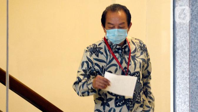 Advokat, Hardja Karsana Kosasih menunggu akan menjalani pemeriksaan di Gedung KPK, Jakarta, Rabu (20/5/2020). Hardja diperiksa sebagai saksi untuk menelusuri aset-aset tersangka mantan Sekretaris Mahkamah Agung (MA), Nurhadi. (merdeka.com/Dwi Narwoko)