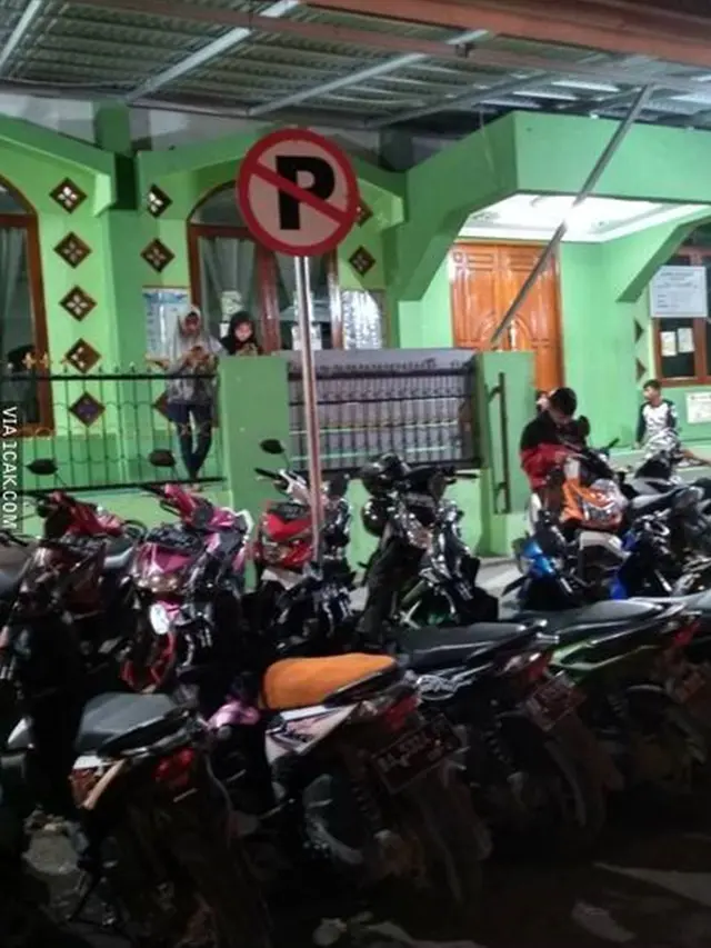 6 Potret Parkir Motor Tak Sesuai Aturan Ini Bikin Geleng Kepala